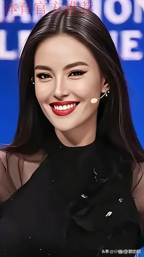 气质出众!欧冠女主持身着黑色小礼服,这就是欧洲贵妇的感觉嘛! 气质出众!欧冠女主持身着黑色小礼服,这就是欧洲贵妇的感觉嘛!